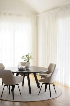 Alison Karmstol | Beige Tyg | Svarta Metallben