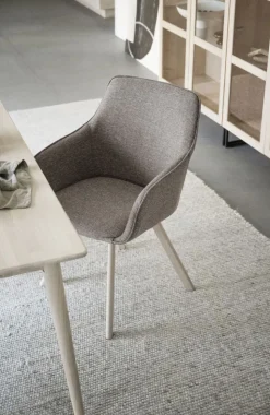 Alison Karmstol | Mörkbeige tyg | Vitpigm. Ekben