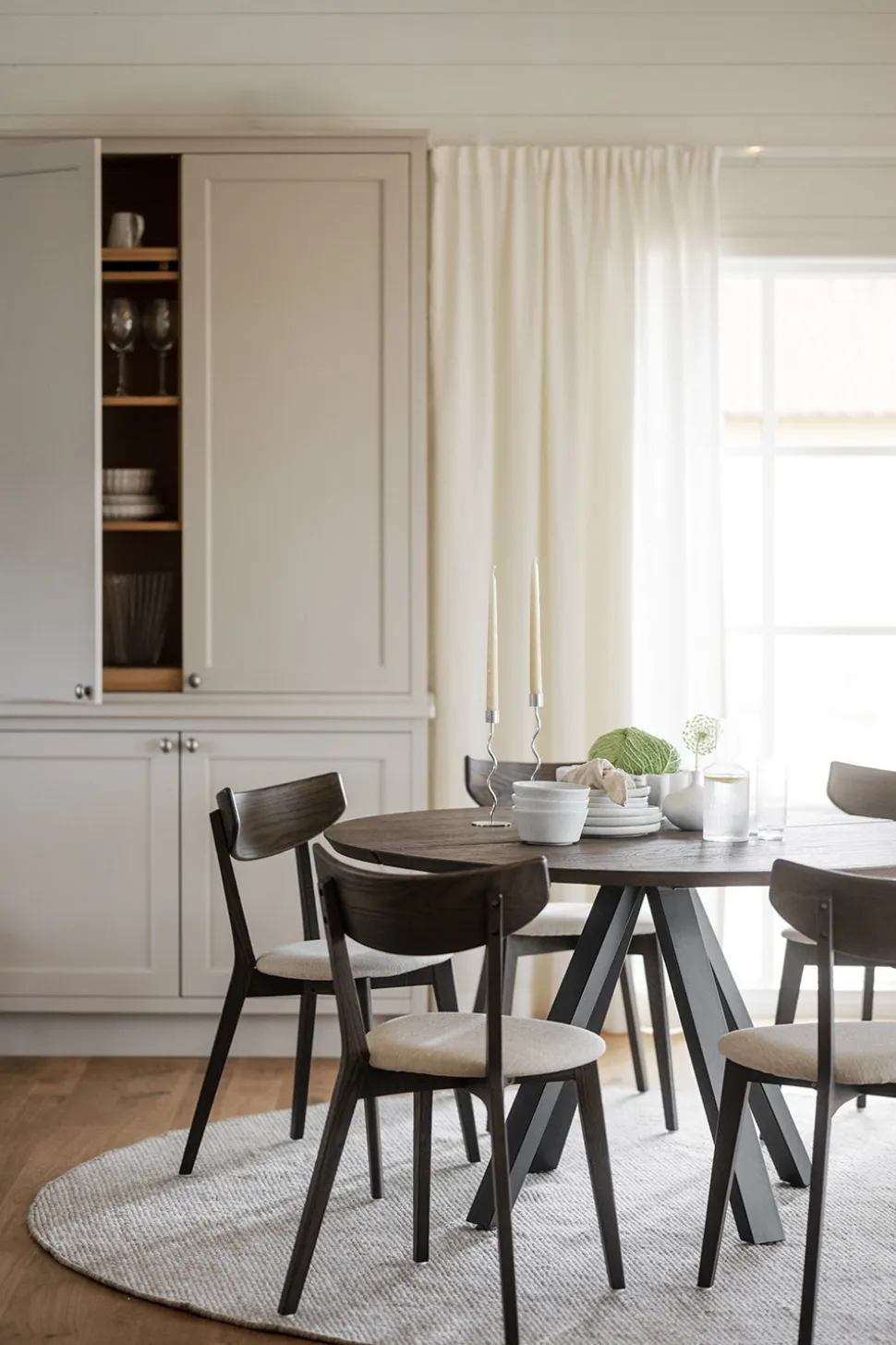 Ami Stol | Brunlackad Ek, Beige