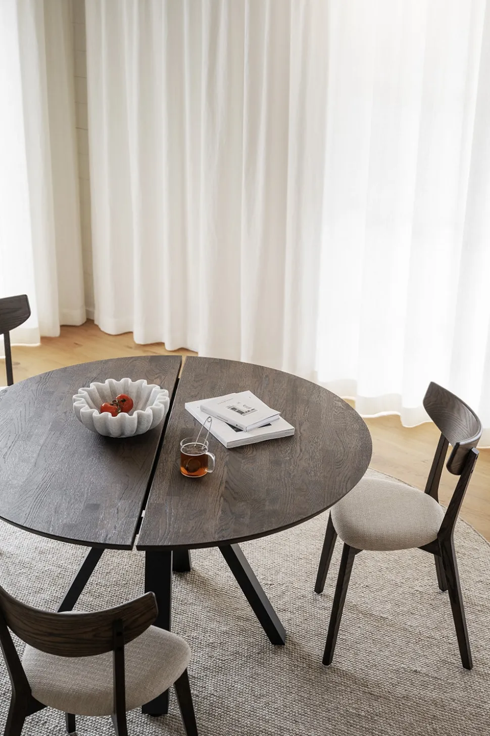 Ami Stol | Brunlackad Ek, Beige