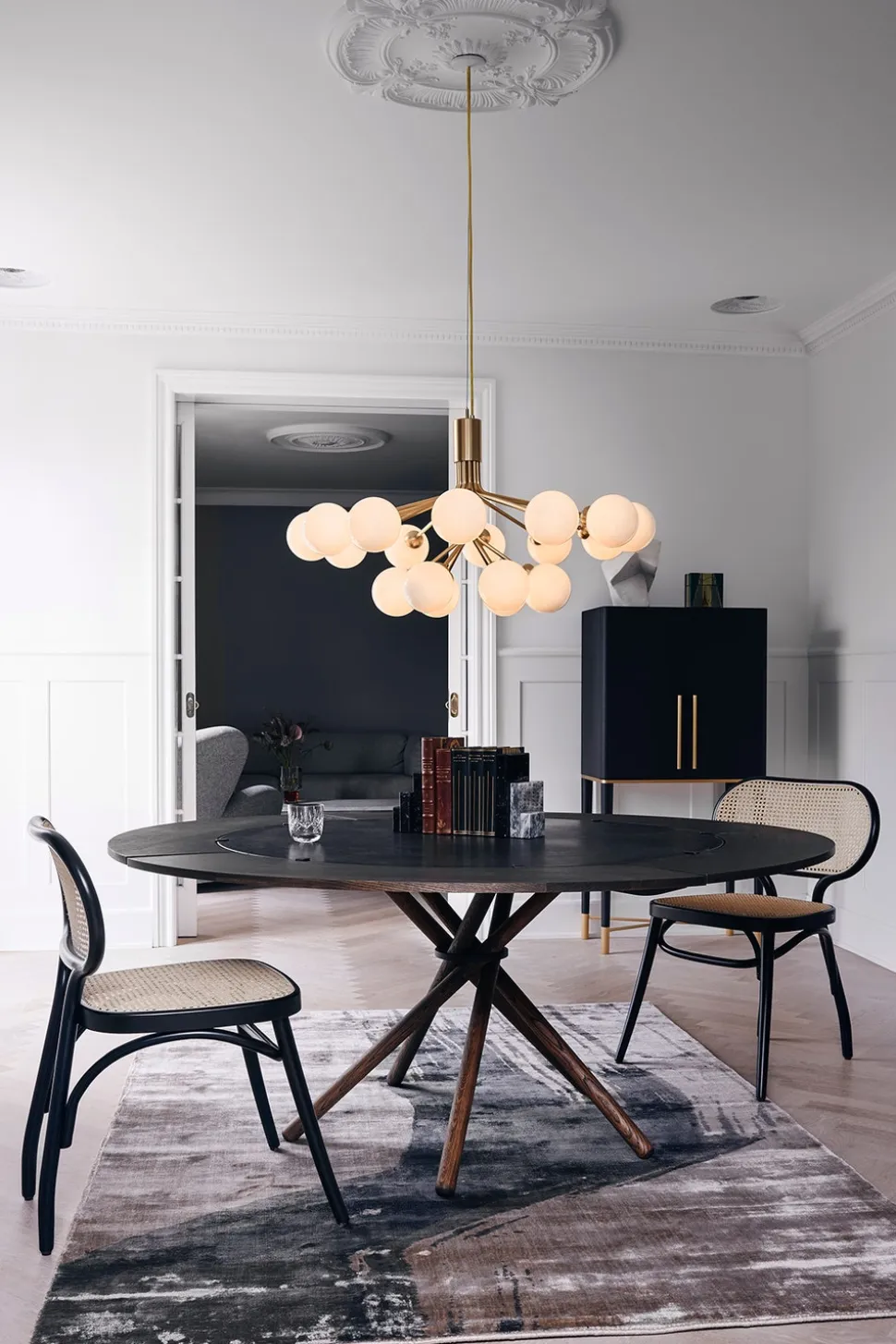 Apiales 18 Ljuskrona | Brushed Brass/Opal