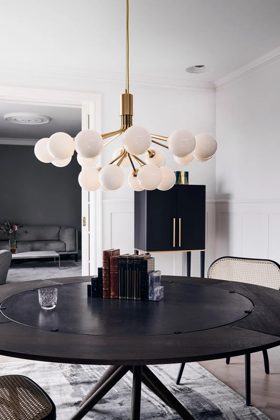 Apiales 18 Ljuskrona | Brushed Brass/Opal