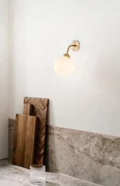 Apiales Vägglampa, Fast Installation | Brushed Brass/Opal