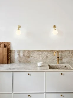 Apiales Vägglampa, Fast Installation | Brushed Brass/Opal