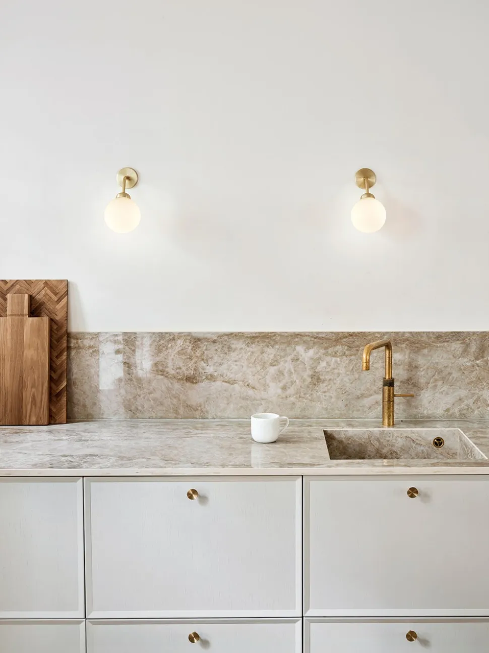 Apiales Vägglampa, Fast Installation | Brushed Brass/Opal