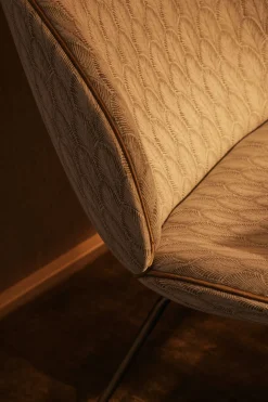 Beetle Lounge Chair | Helklädd, Conic Base
