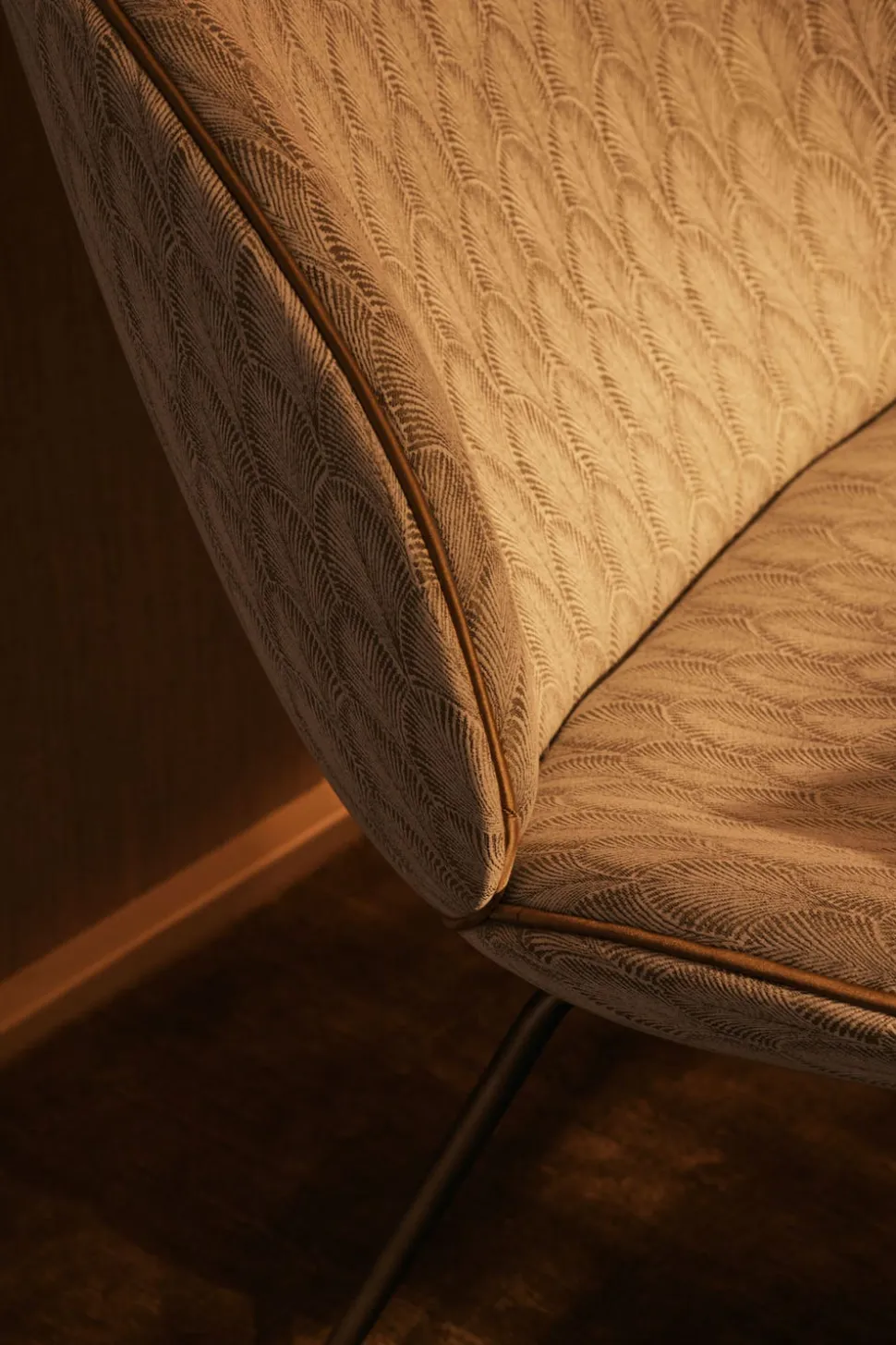 Beetle Lounge Chair | Helklädd, Conic Base