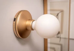 Bee Vägglampa | Guld | Frostat Glas
