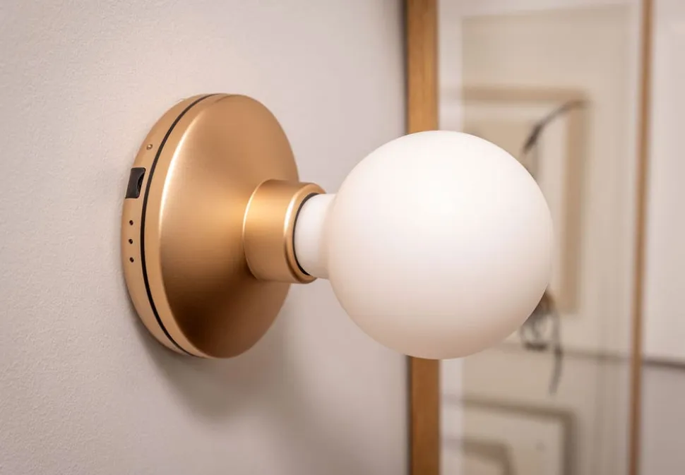 Bee Vägglampa | Guld | Frostat Glas