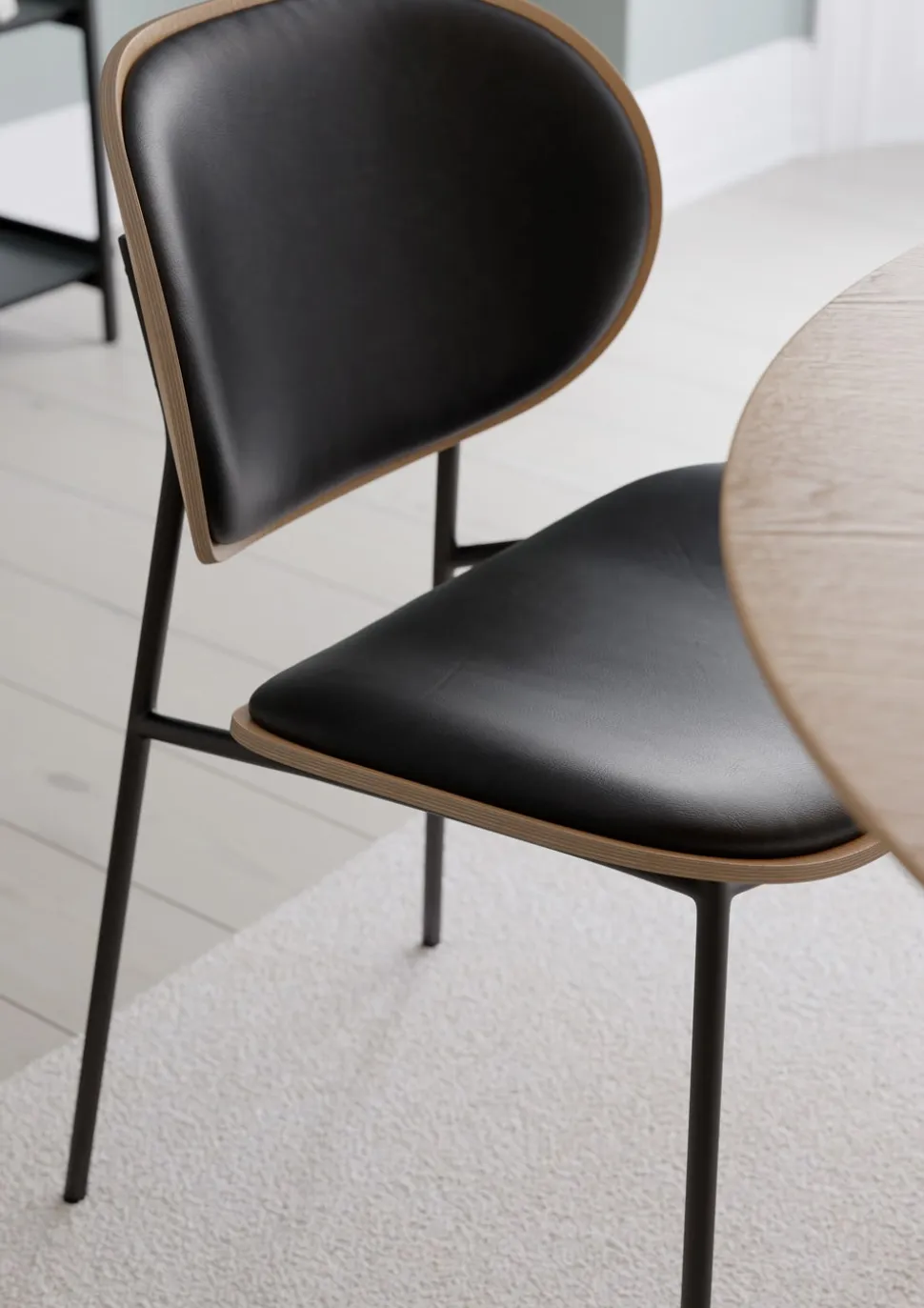 Clementina Stol | Raven Black konstläder | Ek Whitewash