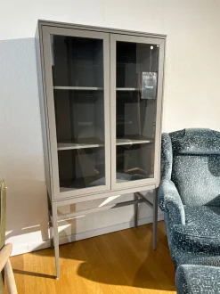 Edge Vitrinskåp Hög | Grå
