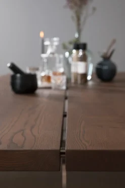 Elegant Matbord | Metallben