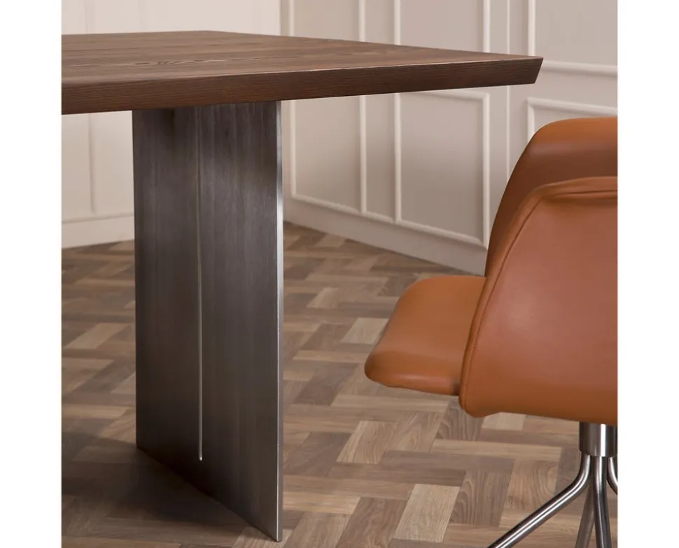 Elegant Matbord | Metallben