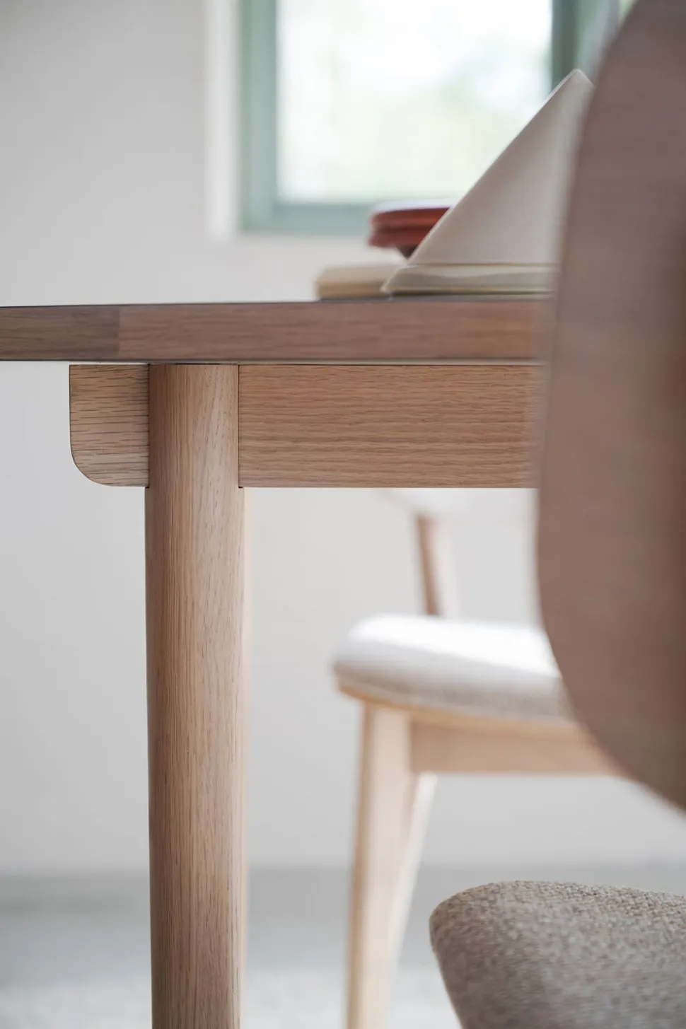 Fairmount Matbord Ø120 | Beige HPL/Vitpigm. Ek