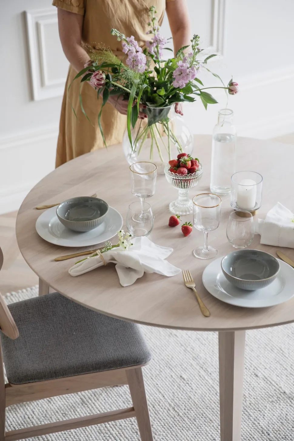 Filippa Matbord Runt | Vitpigmenterad Ek