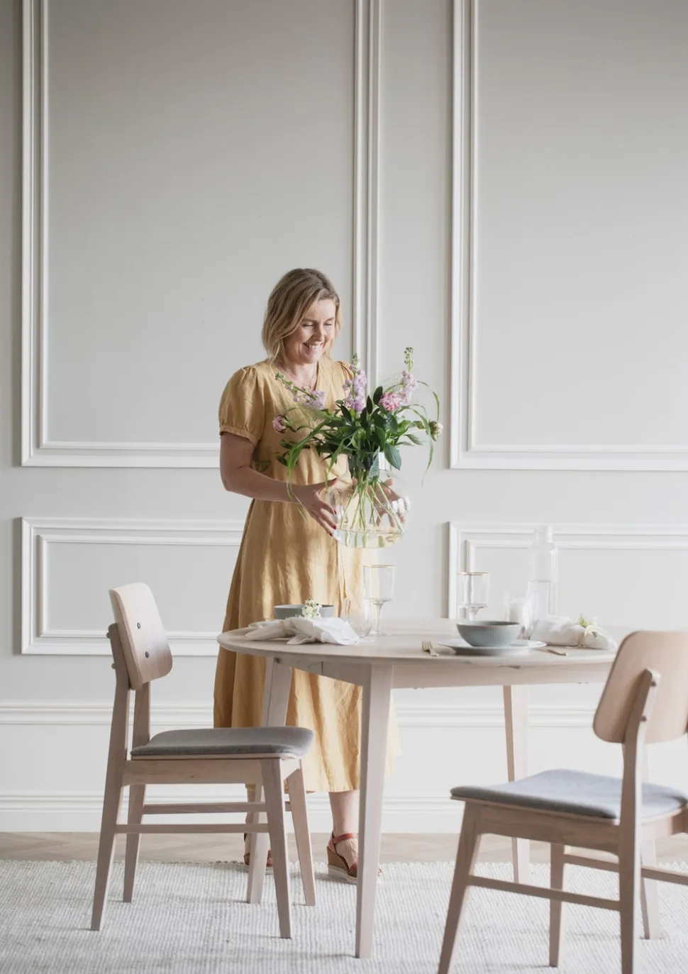 Filippa Matbord Runt | Vitpigmenterad Ek