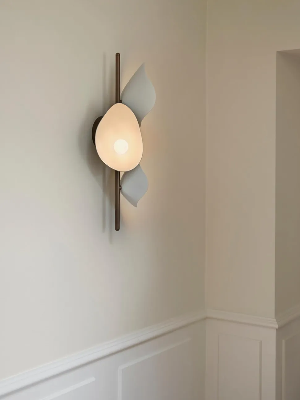 Florii 3 Vägglampa | Dark Bronze/White