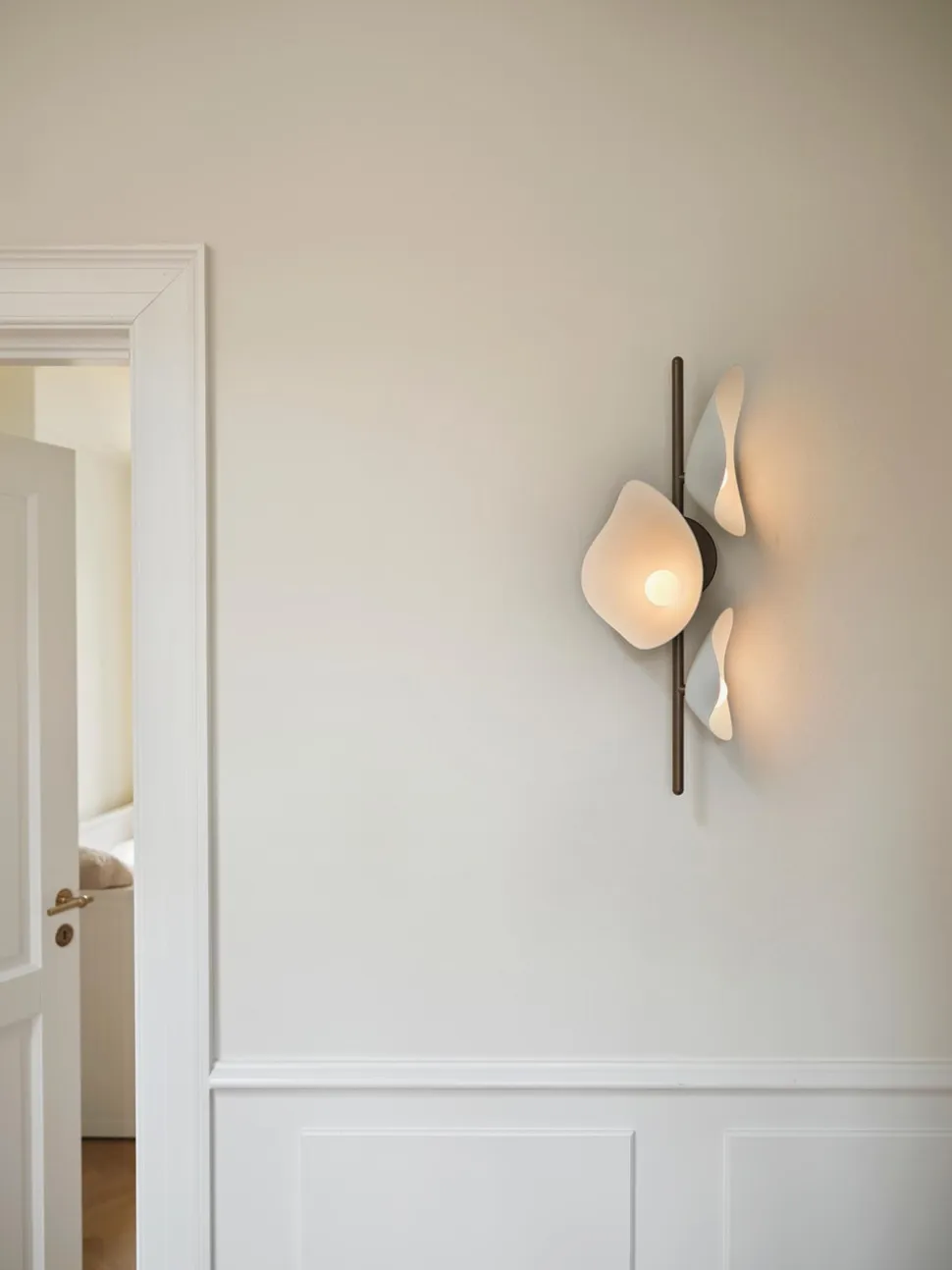 Florii 3 Vägglampa | Dark Bronze/White