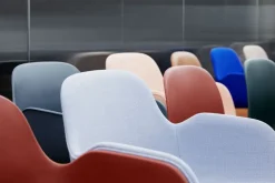 Form Karmstol Klädd | Mässing