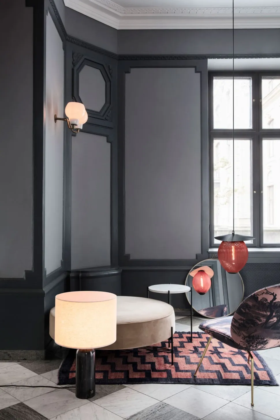 Gravity Bordslampa Small | Svart Marmor, Vit