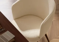 Hey Karmstol | Frosted Almond Bouclé | Beige Konstläder