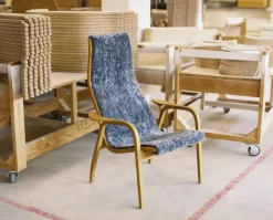 Lamino fåtölj + pall Lackad bok | Fårskinn Charcoal