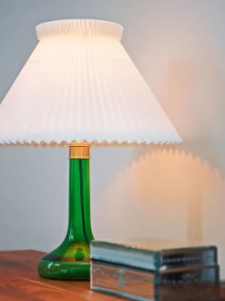 Le Klint 343 Bordslampa | Green