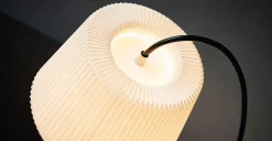 Le Klint 320 Snowdrop | Bordslampa