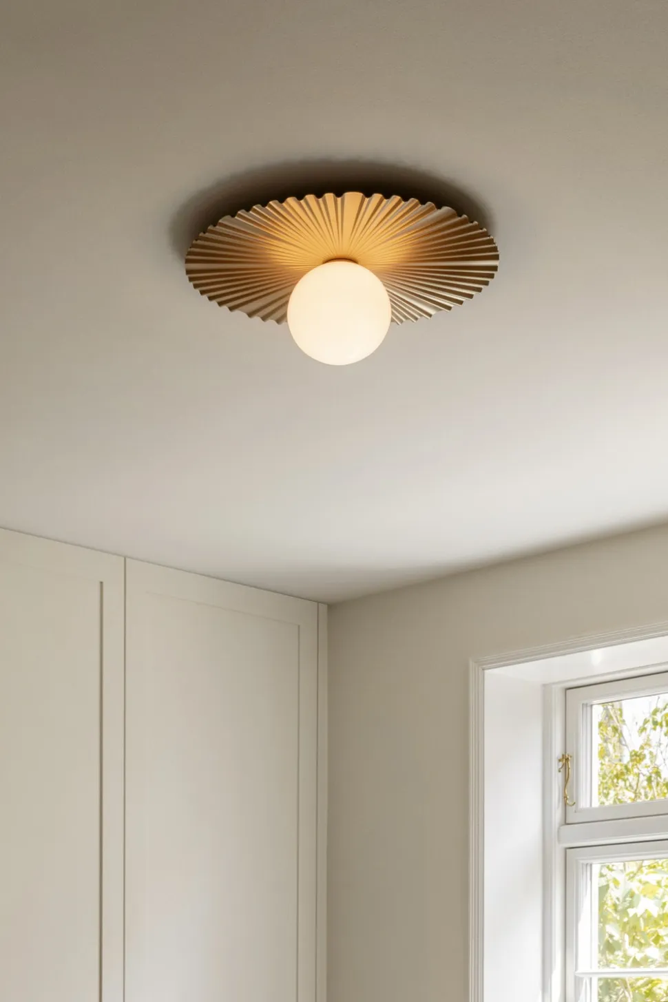 Liila Muuse Vägg-/Taklampa, Medium | Nordic Gold/Opal