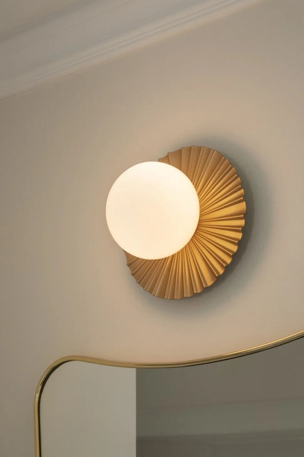 Liila Muuse Vägg-/Taklampa, Small | Nordic Gold/Opal