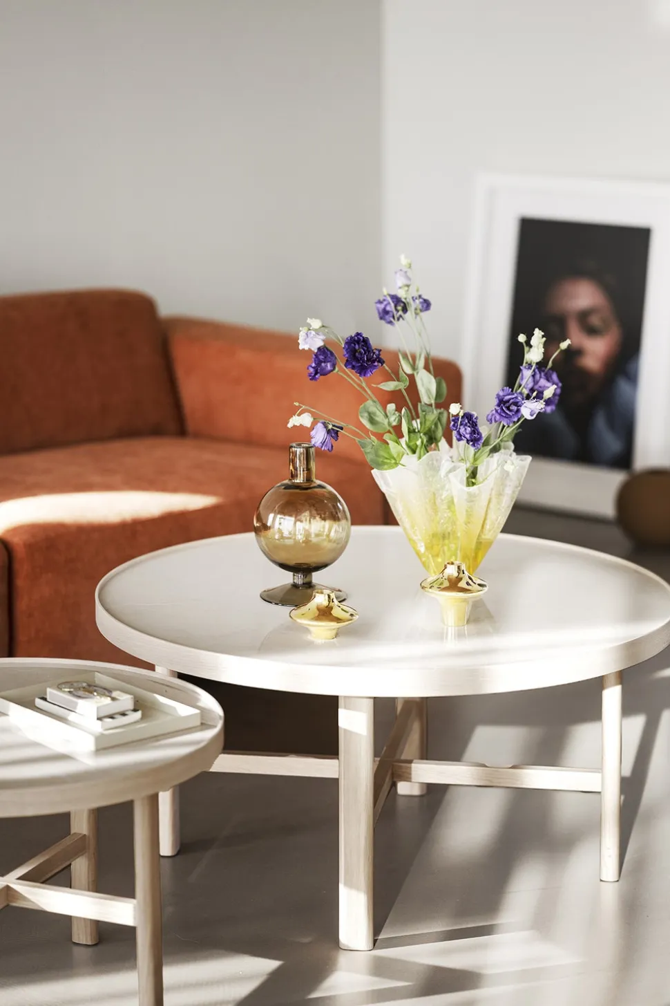 Marsden Soffbord Ø90 | Keramik / Vitpigm. Ek