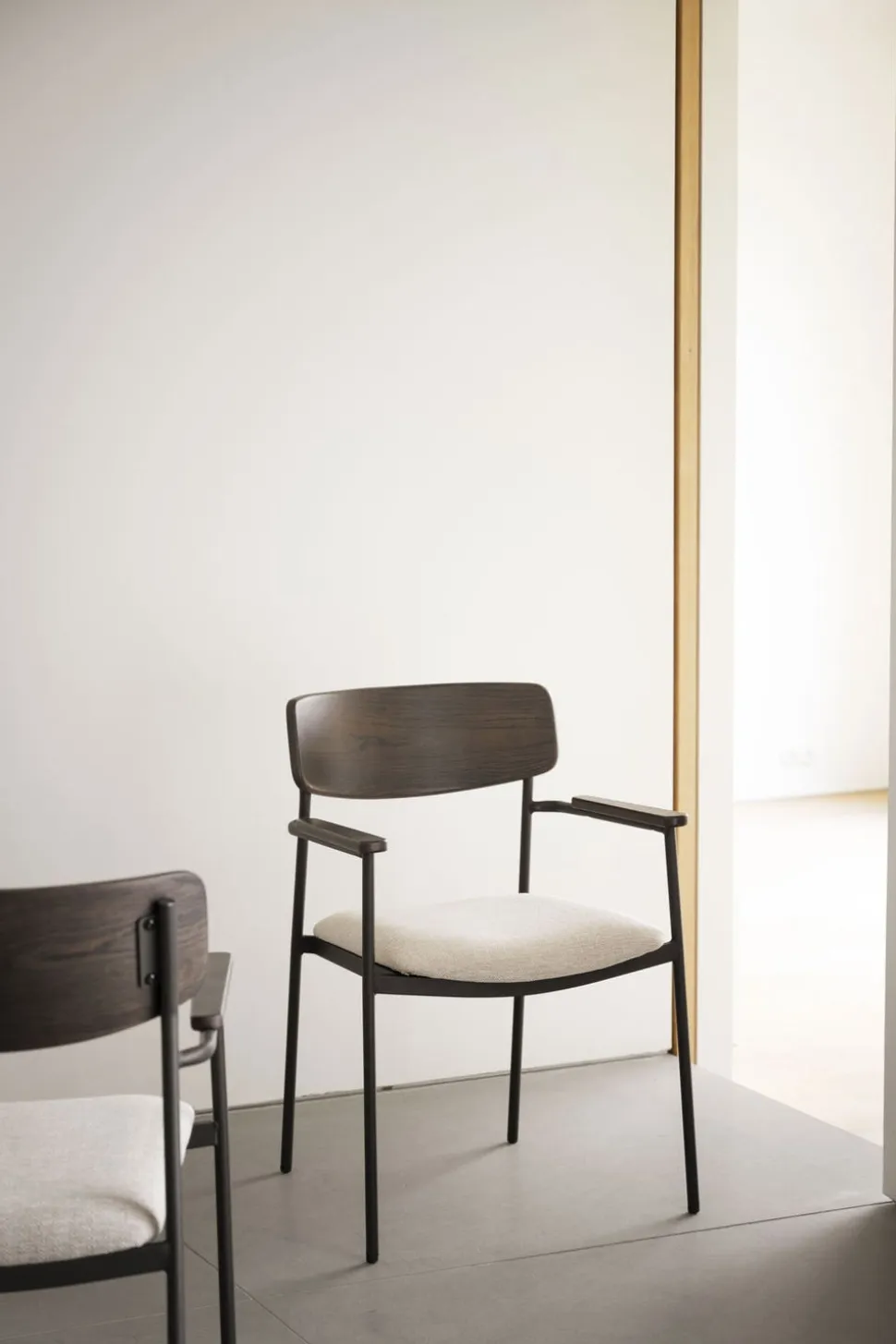 Maymont Karmstol | Brun Ek | Ljusbeige