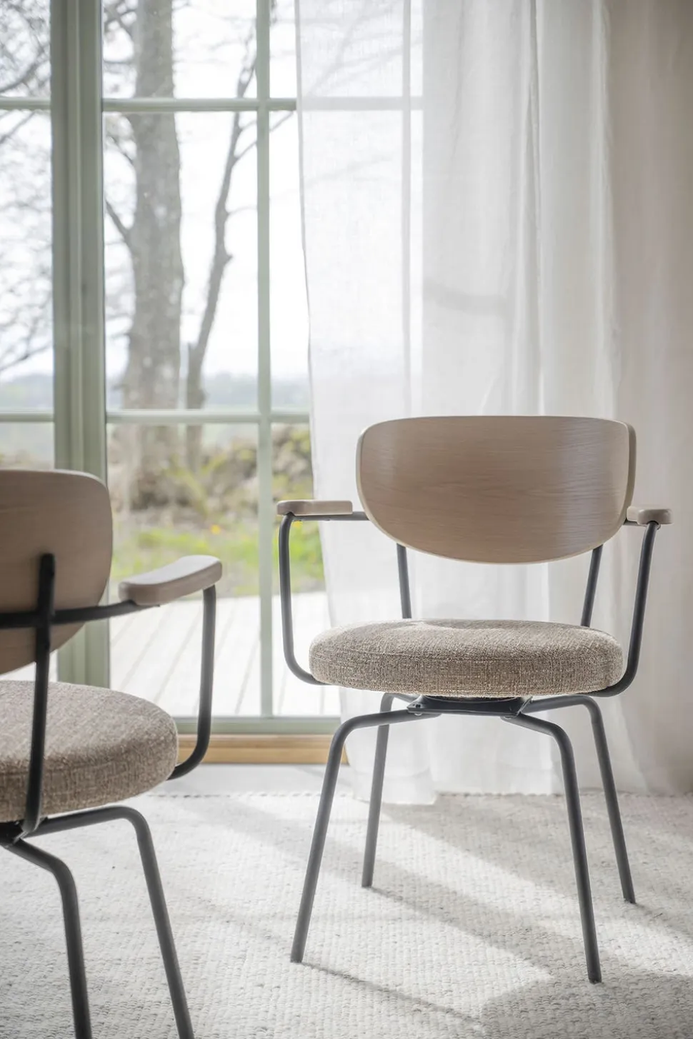 Merrick Karmstol | Mörkbeige | Vitpigm. Ek/Svart Metall