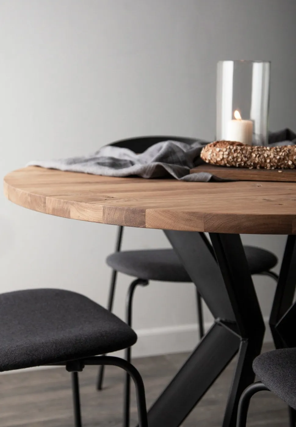 Monogram Steel Matbord | Runt