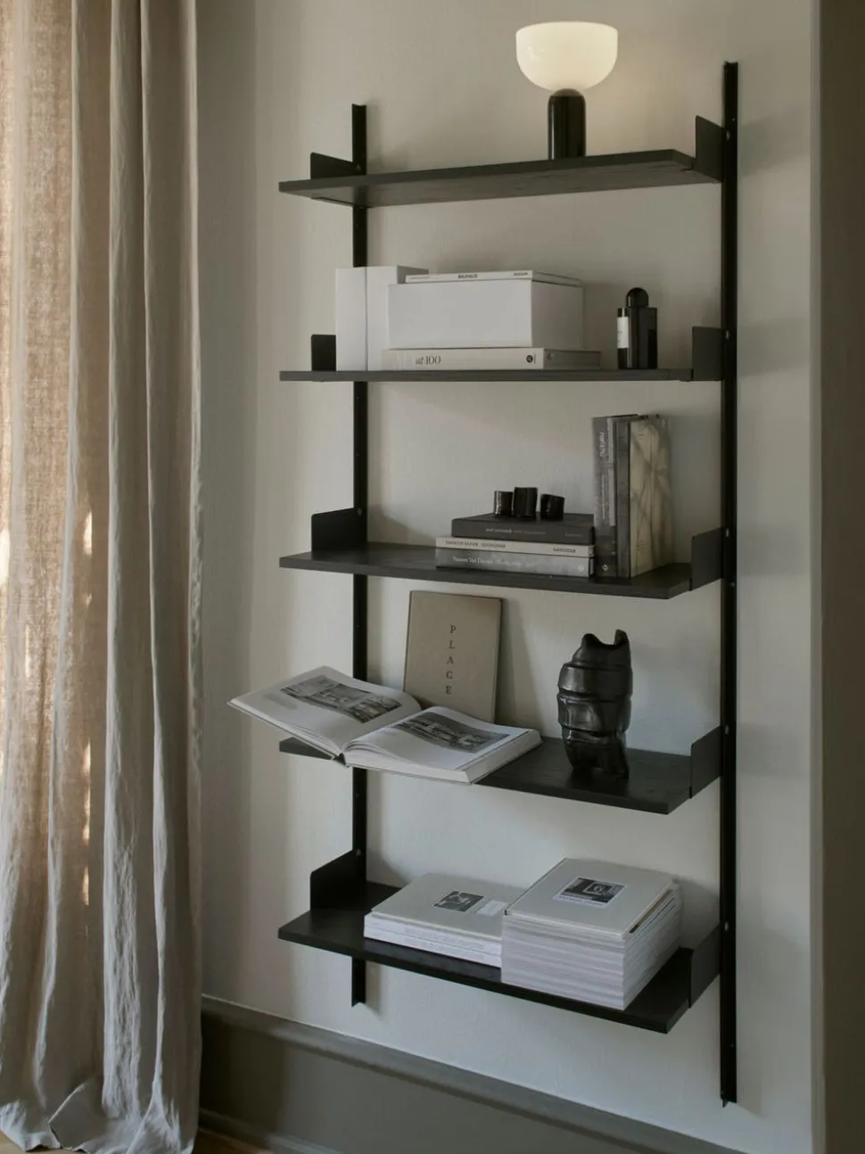 New Works Library Hylla 1900 | Svart