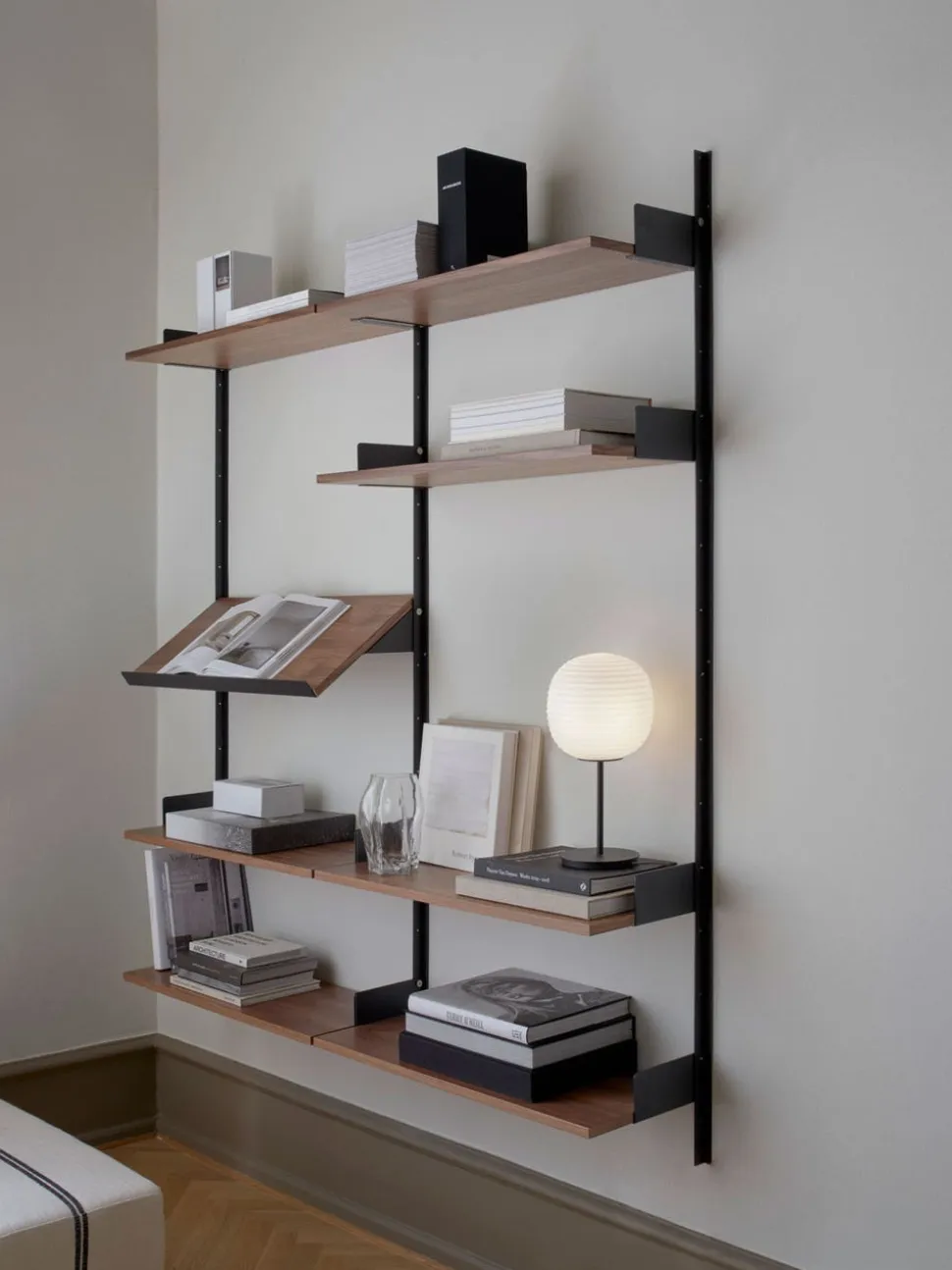 New Works Living Hylla 1900 | Ek/ Vit