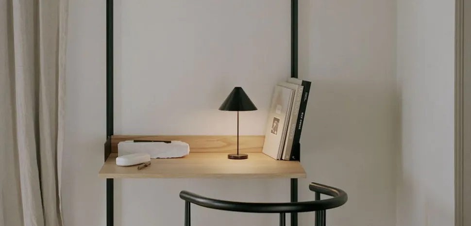 New Works Skrivbordshylla 1900 | Ek/ Svart