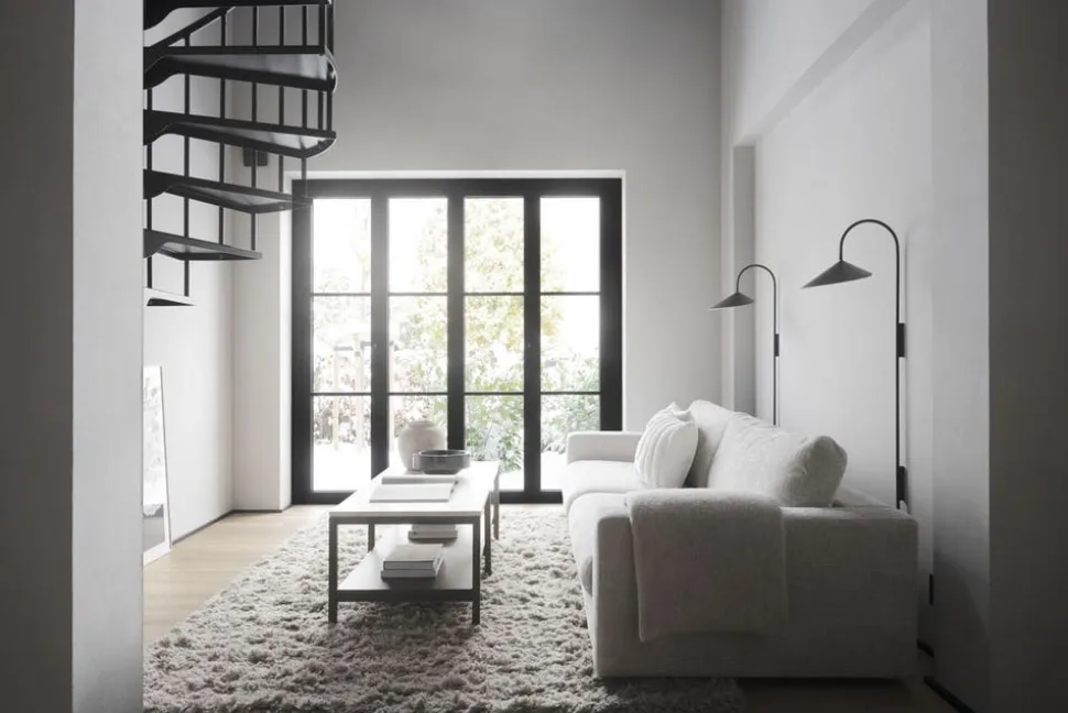 Orwel Soffbord | Brunlackad Ek / Travertin