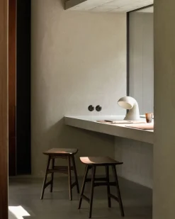 Osso Pall | Brunlackad Teak | Träsits