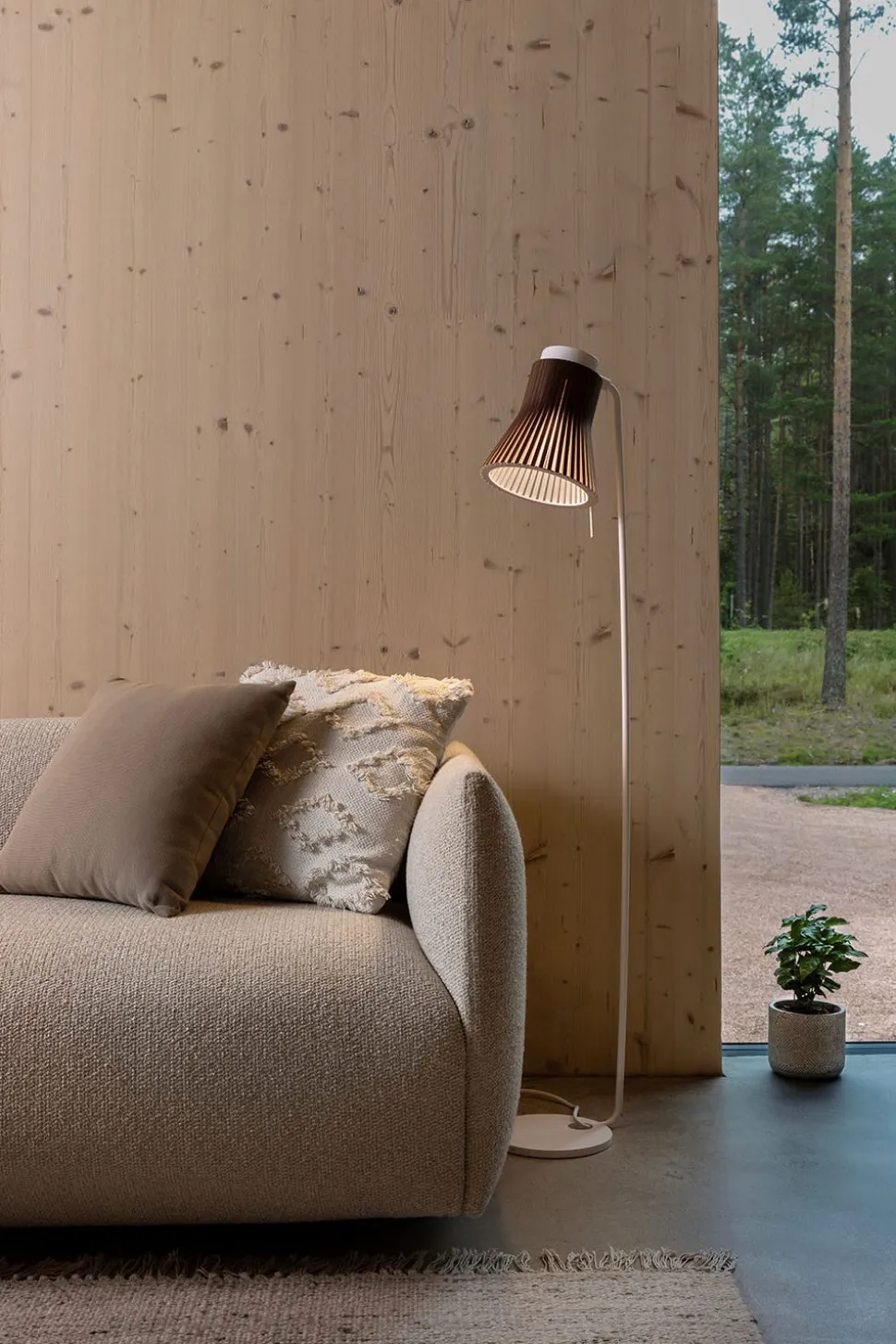 Petite 4610 golvlampa Svart