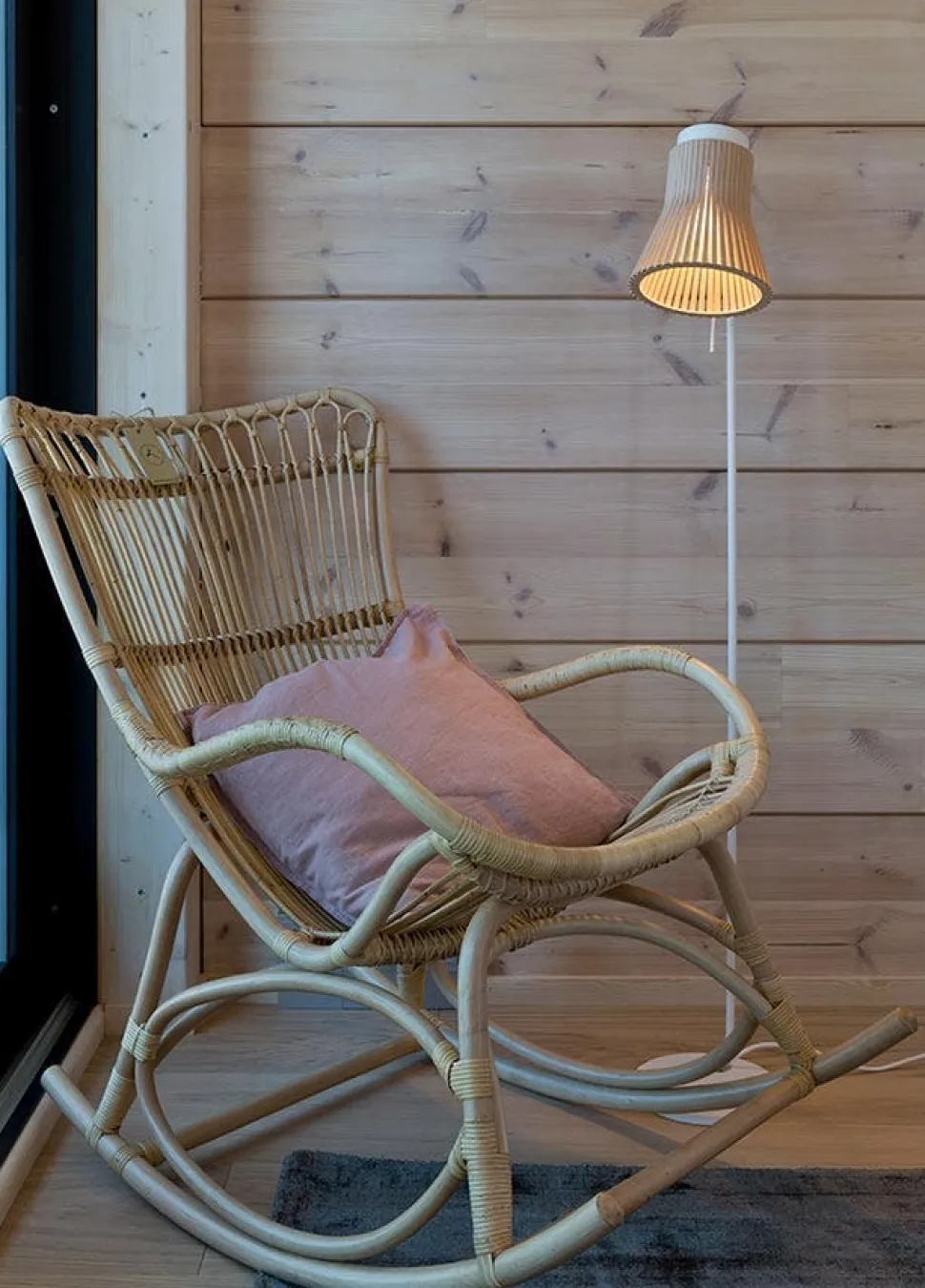 Petite 4610 golvlampa Valnöt