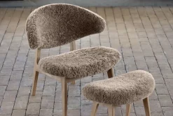 Ram Lounge Chair | Klädd rygg | Fårskinn