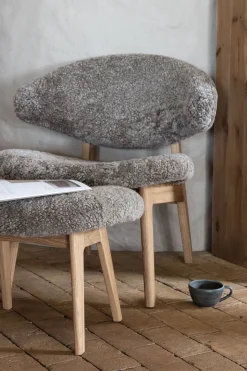 Ram Shell Lounge Chair | Trärygg | Fårskinn