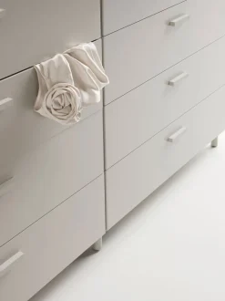 Relief Byrå Låg Beige | Sockel