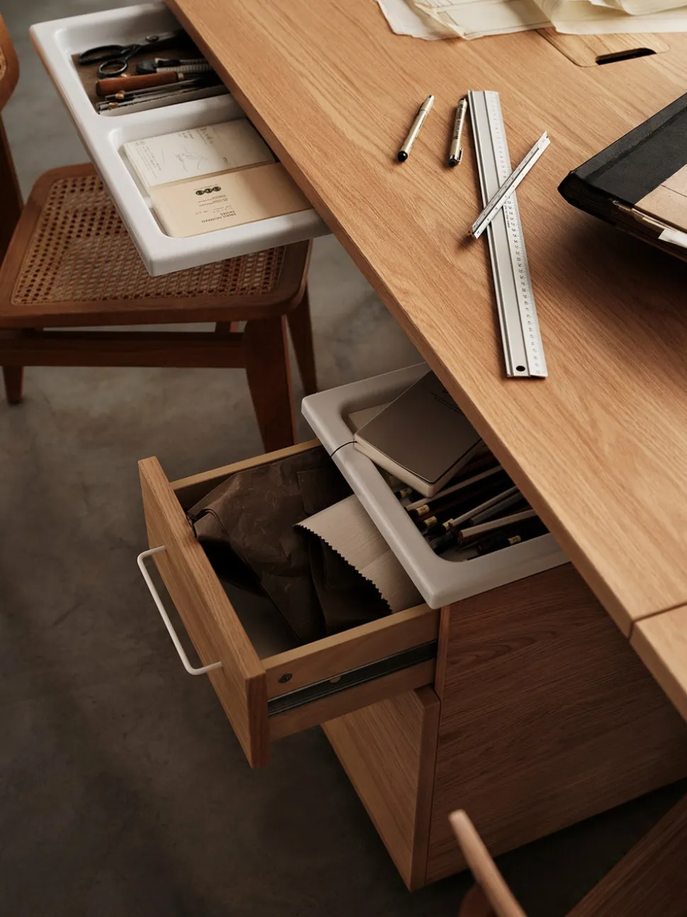 String Works Skrivbord | Höj- & Sänkbart, Vit Laminat 120x78