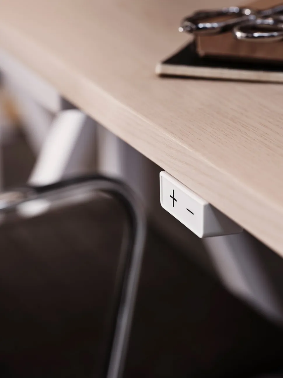 String Works Skrivbord | Höj- & Sänkbart, Vit Laminat 120x78