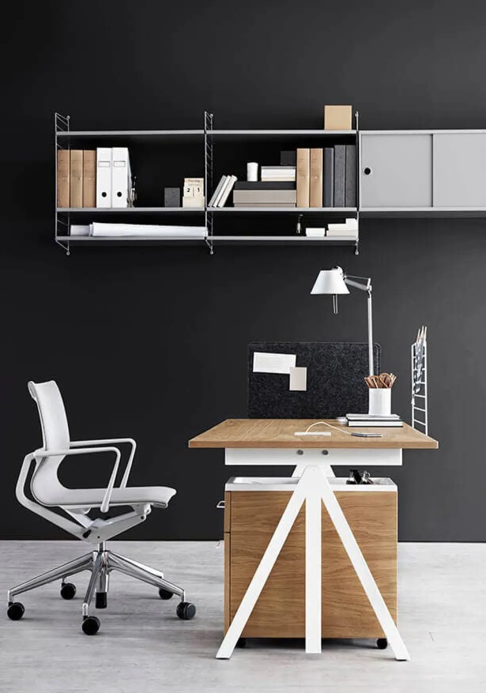 String Works Skrivbord | Höj- & Sänkbart, Vit Laminat 120x78