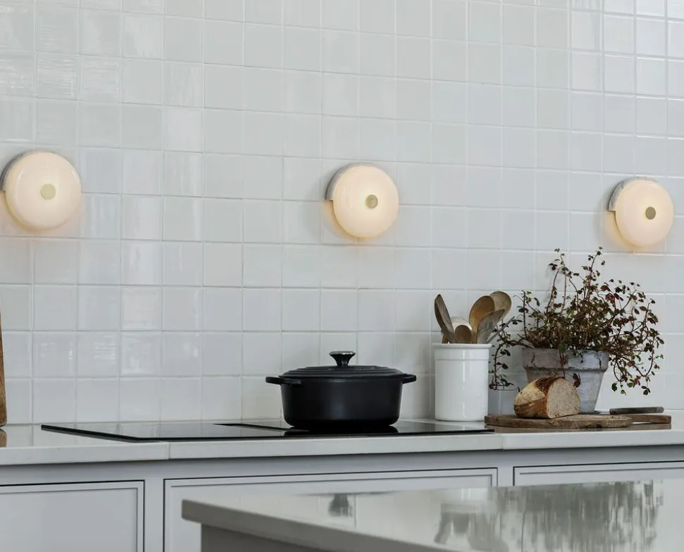 Trip Vägglampa | Carrara/ Opal Glossy