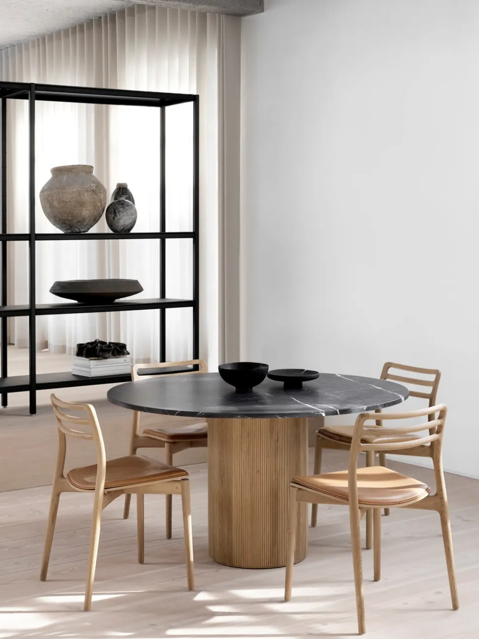Vipp 481 Cabin Chair | Ljus Ek | Sand Läder
