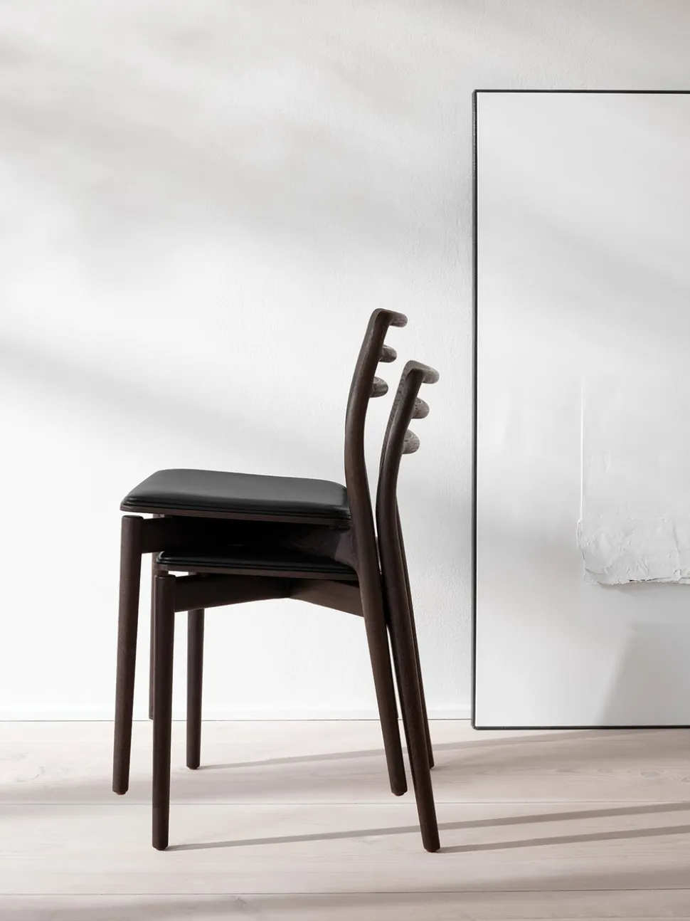 Vipp 481 Cabin Chair | Mörk Ek | Svart Läder